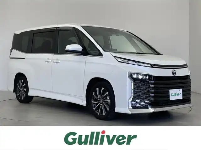 トヨタ ヴォクシー S－Z 埼玉県 2023(令5)年 1万km ホワイトパールクリスタルシャイン Mira Cast/ワンオーナー/純正メモリナビ/(DVD/フルセグTV/Bluetooth/USB)/フリップダウンモニター/ハーフレザーシート/バックカメラ/両側パワースライドドア/セーフティセンス/・プリクラッシュセーフティシステム/・レーンディパーチャーアラート/・オートマチックハイビーム/・ドライバー異常時対応システム/・発進遅れ告知機能/・レーントレーシングアシスト/・レーダークルーズコントロール/・ロードサインアシスト/・プロアクティブドライビングアシスト/LEDヘッドライト/スマートキー/ビルトインETC2.0 /前後ドライブレコーダー/前席シートヒーター/横滑り防止機能/純正17インチアルミホイール/カーテンエアバッグ/パーキングサポートブレーキ/保証書/取扱説明書
