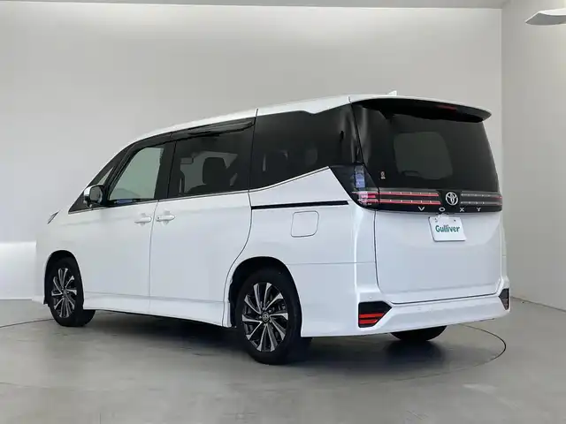 トヨタ ヴォクシー S－Z 埼玉県 2023(令5)年 1万km ホワイトパールクリスタルシャイン Mira Cast/ワンオーナー/純正メモリナビ/(DVD/フルセグTV/Bluetooth/USB)/フリップダウンモニター/ハーフレザーシート/バックカメラ/両側パワースライドドア/セーフティセンス/・プリクラッシュセーフティシステム/・レーンディパーチャーアラート/・オートマチックハイビーム/・ドライバー異常時対応システム/・発進遅れ告知機能/・レーントレーシングアシスト/・レーダークルーズコントロール/・ロードサインアシスト/・プロアクティブドライビングアシスト/LEDヘッドライト/スマートキー/ビルトインETC2.0 /前後ドライブレコーダー/前席シートヒーター/横滑り防止機能/純正17インチアルミホイール/カーテンエアバッグ/パーキングサポートブレーキ/保証書/取扱説明書