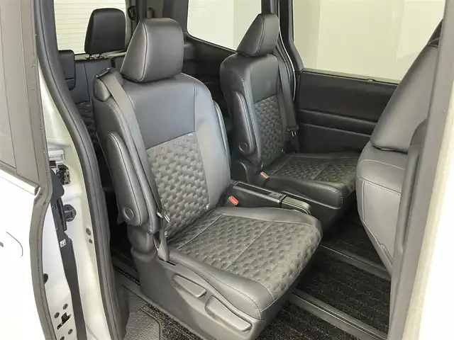 トヨタ ヴォクシー S－Z 埼玉県 2023(令5)年 1万km ホワイトパールクリスタルシャイン Mira Cast/ワンオーナー/純正メモリナビ/(DVD/フルセグTV/Bluetooth/USB)/フリップダウンモニター/ハーフレザーシート/バックカメラ/両側パワースライドドア/セーフティセンス/・プリクラッシュセーフティシステム/・レーンディパーチャーアラート/・オートマチックハイビーム/・ドライバー異常時対応システム/・発進遅れ告知機能/・レーントレーシングアシスト/・レーダークルーズコントロール/・ロードサインアシスト/・プロアクティブドライビングアシスト/LEDヘッドライト/スマートキー/ビルトインETC2.0 /前後ドライブレコーダー/前席シートヒーター/横滑り防止機能/純正17インチアルミホイール/カーテンエアバッグ/パーキングサポートブレーキ/保証書/取扱説明書