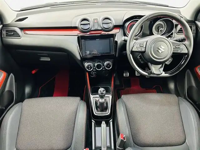 スズキ スイフト スポーツ 福島県 2023(令5)年 2.8万km プレミアムシルバーメタリック 社外ディスプレイオーディオ/【AM/FM/Bluetooth/AUX/ipod】/・バックカメラ/・社外前方ドライブレコーダー/・社外ETC/スズキセーフティサポート/・衝突軽減ブレーキ/・車線逸脱警報装置/・レーダークルーズコントロール/・レーンキープアシスト/コーナーセンサー/運転席シートヒーター/革巻きステアリング/・ステアリングスイッチ/LEDヘッドライト/・オートライト/・フロントフォグライト/・リアフォグライト/電動格納ウィンカーミラー/純正フロアマット/横滑り防止装置