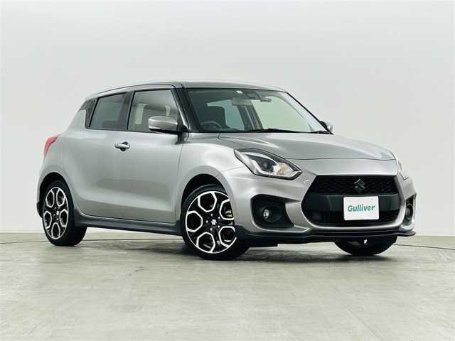 スズキ スイフト スポーツ 福島県 2023(令5)年 2.8万km プレミアムシルバーメタリック 社外ディスプレイオーディオ/【AM/FM/Bluetooth/AUX/ipod】/・バックカメラ/・社外前方ドライブレコーダー/・社外ETC/スズキセーフティサポート/・衝突軽減ブレーキ/・車線逸脱警報装置/・レーダークルーズコントロール/・レーンキープアシスト/コーナーセンサー/運転席シートヒーター/革巻きステアリング/・ステアリングスイッチ/LEDヘッドライト/・オートライト/・フロントフォグライト/・リアフォグライト/電動格納ウィンカーミラー/純正フロアマット/横滑り防止装置