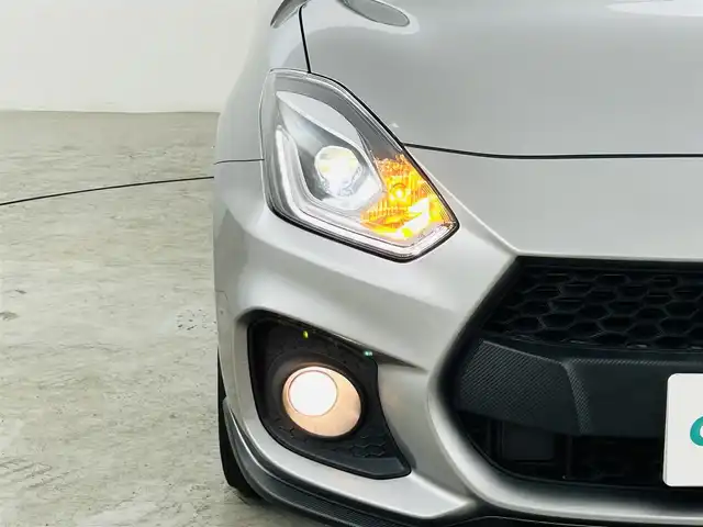 スズキ スイフト スポーツ 福島県 2023(令5)年 2.8万km プレミアムシルバーメタリック 社外ディスプレイオーディオ/【AM/FM/Bluetooth/AUX/ipod】/・バックカメラ/・社外前方ドライブレコーダー/・社外ETC/スズキセーフティサポート/・衝突軽減ブレーキ/・車線逸脱警報装置/・レーダークルーズコントロール/・レーンキープアシスト/コーナーセンサー/運転席シートヒーター/革巻きステアリング/・ステアリングスイッチ/LEDヘッドライト/・オートライト/・フロントフォグライト/・リアフォグライト/電動格納ウィンカーミラー/純正フロアマット/横滑り防止装置