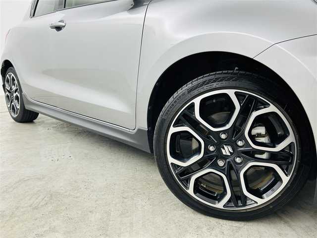 スズキ スイフト スポーツ 福島県 2023(令5)年 2.8万km プレミアムシルバーメタリック 社外ディスプレイオーディオ/【AM/FM/Bluetooth/AUX/ipod】/・バックカメラ/・社外前方ドライブレコーダー/・社外ETC/スズキセーフティサポート/・衝突軽減ブレーキ/・車線逸脱警報装置/・レーダークルーズコントロール/・レーンキープアシスト/コーナーセンサー/運転席シートヒーター/革巻きステアリング/・ステアリングスイッチ/LEDヘッドライト/・オートライト/・フロントフォグライト/・リアフォグライト/電動格納ウィンカーミラー/純正フロアマット/横滑り防止装置