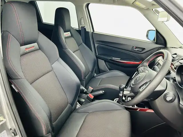 スズキ スイフト スポーツ 福島県 2023(令5)年 2.8万km プレミアムシルバーメタリック 社外ディスプレイオーディオ/【AM/FM/Bluetooth/AUX/ipod】/・バックカメラ/・社外前方ドライブレコーダー/・社外ETC/スズキセーフティサポート/・衝突軽減ブレーキ/・車線逸脱警報装置/・レーダークルーズコントロール/・レーンキープアシスト/コーナーセンサー/運転席シートヒーター/革巻きステアリング/・ステアリングスイッチ/LEDヘッドライト/・オートライト/・フロントフォグライト/・リアフォグライト/電動格納ウィンカーミラー/純正フロアマット/横滑り防止装置