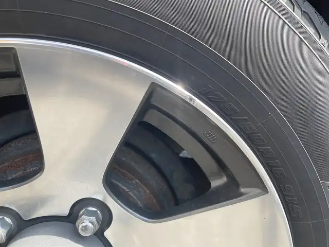 スズキ ジムニー クロスアドベンチャー XC 静岡県 2011(平23)年 9.3万km フェニックスレッドパール (株)IDOMが運営する【じしゃロン焼津店】の自社ローン専用車両になります。こちらは現金またはオートローンご利用時の価格です。自社ローンご希望の方は別途その旨お申付け下さい/【じしゃロン個店占有の為　落札禁止】/KENWOODカーオーディオ(U353)/ラジオ/CD/iPod/背面タイヤ/X-Adventure専用シート/D席シートヒーター/パートタイム4WD/インタークーラーターボ/5速MT/ETC/純正アルミホイール/キーレス/スペアキー（鍵式）/フォグ/ドアバイザー