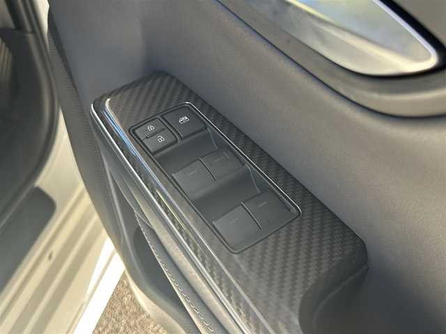 トヨタ クラウン ハイブリッド RS アドバンス 福島県 2019(令1)年 2.6万km ホワイトパールクリスタルシャイン 登録時走行距離：25457km/サンルーフ/純正ナビ/ (フルセグTV/BT/CD/DVD/AM/FM)/バックカメラ/全周囲カメラ/トヨタセーフティセンス/ ・プリクラッシュセーフティ/ ・クリアランスソナー/ ・BSM（ブラインドスポットモニター）/ ・RCTA（リヤクロストラフィックアラート）/プッシュスタート/パドルシフト/ステアリングスイッチ/電動チルト/MTモード付AT/ビルトインETC/前後ドライブレコーダー/レザーシート/パワーシート/ (D席/N席）/メモリーシート/純正フロアマット/電動格納ミラー/ウィンカーミラー/ドアバイザー/オートライト/オートマチックハイビーム/LEDヘッドライト/フォグランプ/スマートキー/エンジンスターター/純正18インチAW/レーンキープアシスト/横滑り防止装置/保証書/取扱説明書