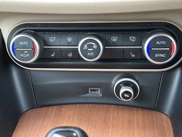 アルファロメオ ステルヴィオ ファーストエディション 静岡県 2019(令1)年 7.5万km ブルーモンテカルロ 純正メモリナビ/・Bluetooth/・USB/・AUX/・AM/・FM/主要装備/・衝突軽減/・追従クルコン/・バックカメラ/・コーナーセンサー/・ETC/・オートライト/・オートハイビーム/・純正ドラレコ前後/・シートヒーター/・ハンドルヒーター/・フォグランプ/・純正アルミホイール/・純正フロアマット/・スマートキー/・プッシュスタート