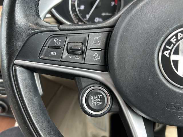 アルファロメオ ステルヴィオ ファーストエディション 静岡県 2019(令1)年 7.5万km ブルーモンテカルロ 純正メモリナビ/・Bluetooth/・USB/・AUX/・AM/・FM/主要装備/・衝突軽減/・追従クルコン/・バックカメラ/・コーナーセンサー/・ETC/・オートライト/・オートハイビーム/・純正ドラレコ前後/・シートヒーター/・ハンドルヒーター/・フォグランプ/・純正アルミホイール/・純正フロアマット/・スマートキー/・プッシュスタート