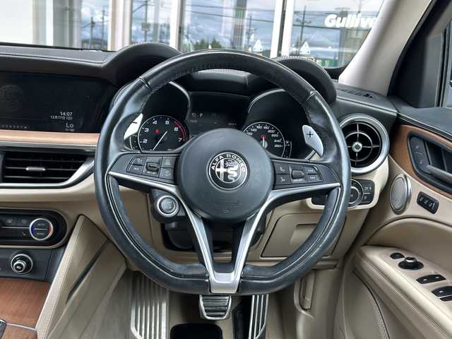 アルファロメオ ステルヴィオ ファーストエディション 静岡県 2019(令1)年 7.5万km ブルーモンテカルロ 純正メモリナビ/・Bluetooth/・USB/・AUX/・AM/・FM/主要装備/・衝突軽減/・追従クルコン/・バックカメラ/・コーナーセンサー/・ETC/・オートライト/・オートハイビーム/・純正ドラレコ前後/・シートヒーター/・ハンドルヒーター/・フォグランプ/・純正アルミホイール/・純正フロアマット/・スマートキー/・プッシュスタート