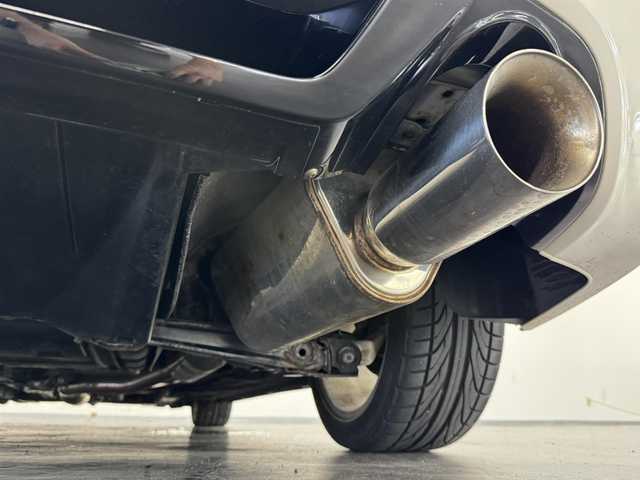 ホンダ シビック タイプR 三重県 2007(平19)年 7.7万km チャンピオンシップホワイト プレミアムガソリン/FF/6F/JVCケンウッド CDレシーバー U400BT/（AM/FM/CD/USB/iPod/AUX/Bluetooth）/無限エアロ（フロント・サイド・リヤバンパースポイラー）/純正リヤスポイラー/ETC/安全/・ABS/装備/・無限スポーツマフラー/・BLITZ車高調キット（ショックアブソーバー）DAMPER ZZ-Rシリーズ/・純正 Bremboフロントブレーキキャリパー（4POT）/・タイプR専用セミバケットシート（赤×黒スェード/リクライニング・シートハイトアジャスター付）/・オートエアコン/・HIDヘッドランプ/・電動格納＆調整ドアミラー/・純正 18×7.5J アルミホイール（ENKEI製）/・保/・リモコンキーx1、予備メカニカルキーx1/・2.0L K20A型 i-VTECエンジン（カタログ値：最大出力225PS/8000rpm、最大トルク21.9kgm/6100rpm、パワーウェイトレシオ5.64kg/PS）/など