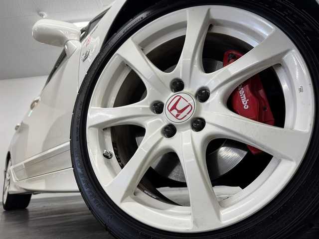 ホンダ シビック タイプR 三重県 2007(平19)年 7.7万km チャンピオンシップホワイト プレミアムガソリン/FF/6F/JVCケンウッド CDレシーバー U400BT/（AM/FM/CD/USB/iPod/AUX/Bluetooth）/無限エアロ（フロント・サイド・リヤバンパースポイラー）/純正リヤスポイラー/ETC/安全/・ABS/装備/・無限スポーツマフラー/・BLITZ車高調キット（ショックアブソーバー）DAMPER ZZ-Rシリーズ/・純正 Bremboフロントブレーキキャリパー（4POT）/・タイプR専用セミバケットシート（赤×黒スェード/リクライニング・シートハイトアジャスター付）/・オートエアコン/・HIDヘッドランプ/・電動格納＆調整ドアミラー/・純正 18×7.5J アルミホイール（ENKEI製）/・保/・リモコンキーx1、予備メカニカルキーx1/・2.0L K20A型 i-VTECエンジン（カタログ値：最大出力225PS/8000rpm、最大トルク21.9kgm/6100rpm、パワーウェイトレシオ5.64kg/PS）/など