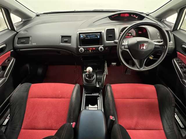ホンダ シビック タイプR 三重県 2007(平19)年 7.7万km チャンピオンシップホワイト プレミアムガソリン/FF/6F/JVCケンウッド CDレシーバー U400BT/（AM/FM/CD/USB/iPod/AUX/Bluetooth）/無限エアロ（フロント・サイド・リヤバンパースポイラー）/純正リヤスポイラー/ETC/安全/・ABS/装備/・無限スポーツマフラー/・BLITZ車高調キット（ショックアブソーバー）DAMPER ZZ-Rシリーズ/・純正 Bremboフロントブレーキキャリパー（4POT）/・タイプR専用セミバケットシート（赤×黒スェード/リクライニング・シートハイトアジャスター付）/・オートエアコン/・HIDヘッドランプ/・電動格納＆調整ドアミラー/・純正 18×7.5J アルミホイール（ENKEI製）/・保/・リモコンキーx1、予備メカニカルキーx1/・2.0L K20A型 i-VTECエンジン（カタログ値：最大出力225PS/8000rpm、最大トルク21.9kgm/6100rpm、パワーウェイトレシオ5.64kg/PS）/など