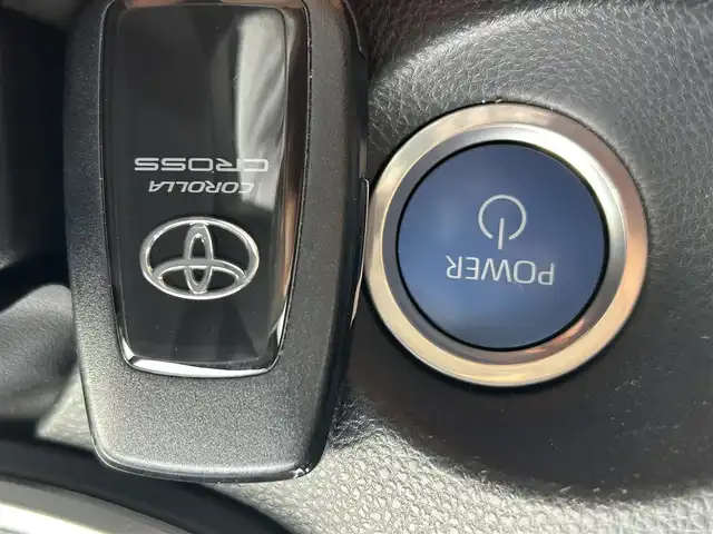トヨタ カローラ クロス ハイブリッド Z 茨城県 2023(令5)年 3.7万km アティチュードブラックマイカ Toyota Safety Sense/純正9インチディスプレイオーディオナビ/-Bluetooth USB AppleCarPlay AndroidAuto/バックカメラ/プリクラッシュセーフティ/レーダークルーズコントロール/オートマッチックハイビーム/ロードサインアシスト/LEDオートライト フロントフォグランプ/ハーフレザーシート/前席シートヒーター/純正18インチアルミホイール/ルーフレール/ステアリングスイッチ/スマートキー/ビルトインETC2.0/取扱説明書
