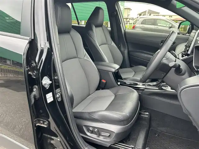 トヨタ カローラ クロス ハイブリッド Z 茨城県 2023(令5)年 3.7万km アティチュードブラックマイカ Toyota Safety Sense/純正9インチディスプレイオーディオナビ/-Bluetooth USB AppleCarPlay AndroidAuto/バックカメラ/プリクラッシュセーフティ/レーダークルーズコントロール/オートマッチックハイビーム/ロードサインアシスト/LEDオートライト フロントフォグランプ/ハーフレザーシート/前席シートヒーター/純正18インチアルミホイール/ルーフレール/ステアリングスイッチ/スマートキー/ビルトインETC2.0/取扱説明書