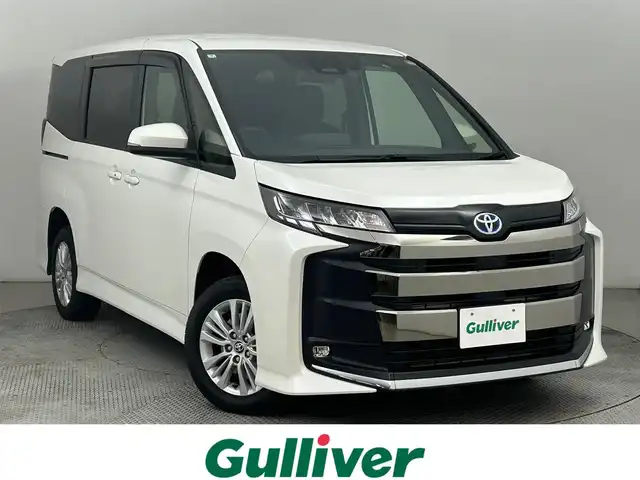 トヨタ ノア ハイブリッド S－G 道央・札幌 2024(令6)年 1.3万km ホワイトパールクリスタルシャイン ・４WD/・ワンオーナー/・寒冷地仕様/・MOP10.5インチディスプレイオーディオ/　CD/DVD/BT/USB/HDMI/Miracast/フルセグTV/・ステアリングスイッチ/・バックカメラ/・ナビ連動ビルトインETC2.0/・ユピテル全方位＋後方ドライブレコーダー/・積込社外１６インチAW＋冬タイヤ（205/60R16 9分山）/・現着純正１６インチAW＋夏タイヤ(205/60R16)/・トヨタセーフティセンス/　LDA/PCS/PDA/PKSB/RSA/　発進遅れ告知/後退速度抑制/・レーダークルーズコントロール/・クリアランスソナー/・横滑り防止装置/・ブレーキホールド/・DriveMODE / EvMODE/・両側パワースライドドア/・オートマチックハイビーム/・オートライト/・LEDヘッドライト/・LEDフロントフォグランプ/・ドアミラーウィンカー/・オートリトラクタブルミラー/・D+N席シートヒーター/・nanoe-X付AAC(WAC)/・純正ドアバイザー/・純正フロアマット/・プッシュスタート/・スマートキー/・取扱説明書/・保証書