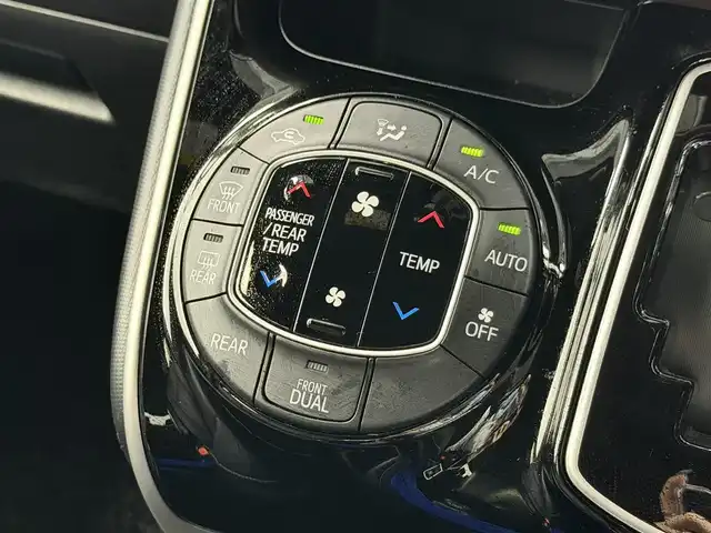 トヨタ エスクァイア Gi 大阪府 2019(令1)年 2.5万km ブラック 黒革シート 純正10incナビTV バックカメラ フリップダウンモニター シートヒーター クルーズコントロール 衝突軽減ブレーキ レーンアシスト オートハイビーム 両側パワースライドドア クリアランスソナー ETC