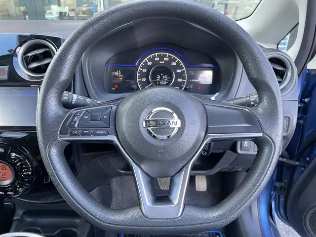 日産 ノート e－パワー X 栃木県 2016(平28)年 5.2万km シャイニングブルー エマージェンシーブレーキ/純正メモリナビ/フルセグTV/DVD/Bluetooth/USB/アラウンドビューモニター/ドライブレコーダー/インテリジェントルームミラー/スマートキー/プッシュスタート/ステアリングリモコン/LEDオートライト/純正フロアマット/盗難防止装置/横滑り防止装置/保証書