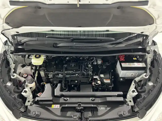 トヨタ ヴォクシー ハイブリッド S－Z 神奈川県 2025(令7)年 0.1千km プラチナホワイトパールマイカ 登録済未使用車/ディスプレイオーディオプラス/純正10.5型ディスプレーオーディオ/メモリーナビ/フルセグ　CD DVD USB　HDMI　Bluetooth　MiraCast　ETC2.0/バックカメラ/両側電動スライドドア/パワーバックドア/トヨタチームメイト/快適利便パッケージ/ユニバーサルステップ/セーフティセンス/プリクラッシュセーフティ/レーンディパーチャーアラート/オートマチックハイビーム/ドライバー異常時対応システム/発進遅れ告知機能/レーントレーシングアシスト/レーダークルーズコントロール/ロードサインアシスト/パーキングサポートブレーキ/車両接近通報装置/プロアクティブドライビングアシスト/カラーヘッドアップディスプレイ/デジタルインナーミラー/ステアリングヒーター/前席/2列目左右シートヒーター/ステアリングヒーター/合皮/ファブリックコンビシート/革巻きステアリング/AC100V/SOSコール/プッシュスタート/スマートキー/LEDヘッドライト/オートライト/純正17インチアルミホイール/純正サイド/リアスポイラー