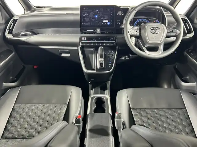 トヨタ ヴォクシー ハイブリッド S－Z 神奈川県 2025(令7)年 0.1千km プラチナホワイトパールマイカ 登録済未使用車/ディスプレイオーディオプラス/純正10.5型ディスプレーオーディオ/メモリーナビ/フルセグ　CD DVD USB　HDMI　Bluetooth　MiraCast　ETC2.0/バックカメラ/両側電動スライドドア/パワーバックドア/トヨタチームメイト/快適利便パッケージ/ユニバーサルステップ/セーフティセンス/プリクラッシュセーフティ/レーンディパーチャーアラート/オートマチックハイビーム/ドライバー異常時対応システム/発進遅れ告知機能/レーントレーシングアシスト/レーダークルーズコントロール/ロードサインアシスト/パーキングサポートブレーキ/車両接近通報装置/プロアクティブドライビングアシスト/カラーヘッドアップディスプレイ/デジタルインナーミラー/ステアリングヒーター/前席/2列目左右シートヒーター/ステアリングヒーター/合皮/ファブリックコンビシート/革巻きステアリング/AC100V/SOSコール/プッシュスタート/スマートキー/LEDヘッドライト/オートライト/純正17インチアルミホイール/純正サイド/リアスポイラー