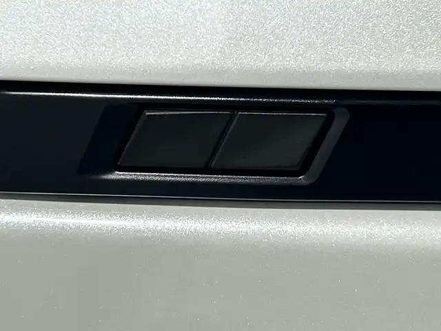 トヨタ ヴォクシー ハイブリッド S－Z 神奈川県 2025(令7)年 0.1千km プラチナホワイトパールマイカ 登録済未使用車/ディスプレイオーディオプラス/純正10.5型ディスプレーオーディオ/メモリーナビ/フルセグ　CD DVD USB　HDMI　Bluetooth　MiraCast　ETC2.0/バックカメラ/両側電動スライドドア/パワーバックドア/トヨタチームメイト/快適利便パッケージ/ユニバーサルステップ/セーフティセンス/プリクラッシュセーフティ/レーンディパーチャーアラート/オートマチックハイビーム/ドライバー異常時対応システム/発進遅れ告知機能/レーントレーシングアシスト/レーダークルーズコントロール/ロードサインアシスト/パーキングサポートブレーキ/車両接近通報装置/プロアクティブドライビングアシスト/カラーヘッドアップディスプレイ/デジタルインナーミラー/ステアリングヒーター/前席/2列目左右シートヒーター/ステアリングヒーター/合皮/ファブリックコンビシート/革巻きステアリング/AC100V/SOSコール/プッシュスタート/スマートキー/LEDヘッドライト/オートライト/純正17インチアルミホイール/純正サイド/リアスポイラー