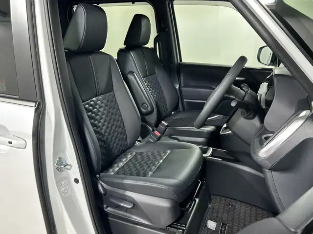 トヨタ ヴォクシー ハイブリッド S－Z 神奈川県 2025(令7)年 0.1千km プラチナホワイトパールマイカ 登録済未使用車/ディスプレイオーディオプラス/純正10.5型ディスプレーオーディオ/メモリーナビ/フルセグ　CD DVD USB　HDMI　Bluetooth　MiraCast　ETC2.0/バックカメラ/両側電動スライドドア/パワーバックドア/トヨタチームメイト/快適利便パッケージ/ユニバーサルステップ/セーフティセンス/プリクラッシュセーフティ/レーンディパーチャーアラート/オートマチックハイビーム/ドライバー異常時対応システム/発進遅れ告知機能/レーントレーシングアシスト/レーダークルーズコントロール/ロードサインアシスト/パーキングサポートブレーキ/車両接近通報装置/プロアクティブドライビングアシスト/カラーヘッドアップディスプレイ/デジタルインナーミラー/ステアリングヒーター/前席/2列目左右シートヒーター/ステアリングヒーター/合皮/ファブリックコンビシート/革巻きステアリング/AC100V/SOSコール/プッシュスタート/スマートキー/LEDヘッドライト/オートライト/純正17インチアルミホイール/純正サイド/リアスポイラー