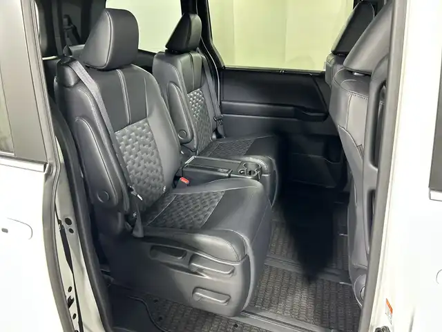 トヨタ ヴォクシー ハイブリッド S－Z 神奈川県 2025(令7)年 0.1千km プラチナホワイトパールマイカ 登録済未使用車/ディスプレイオーディオプラス/純正10.5型ディスプレーオーディオ/メモリーナビ/フルセグ　CD DVD USB　HDMI　Bluetooth　MiraCast　ETC2.0/バックカメラ/両側電動スライドドア/パワーバックドア/トヨタチームメイト/快適利便パッケージ/ユニバーサルステップ/セーフティセンス/プリクラッシュセーフティ/レーンディパーチャーアラート/オートマチックハイビーム/ドライバー異常時対応システム/発進遅れ告知機能/レーントレーシングアシスト/レーダークルーズコントロール/ロードサインアシスト/パーキングサポートブレーキ/車両接近通報装置/プロアクティブドライビングアシスト/カラーヘッドアップディスプレイ/デジタルインナーミラー/ステアリングヒーター/前席/2列目左右シートヒーター/ステアリングヒーター/合皮/ファブリックコンビシート/革巻きステアリング/AC100V/SOSコール/プッシュスタート/スマートキー/LEDヘッドライト/オートライト/純正17インチアルミホイール/純正サイド/リアスポイラー