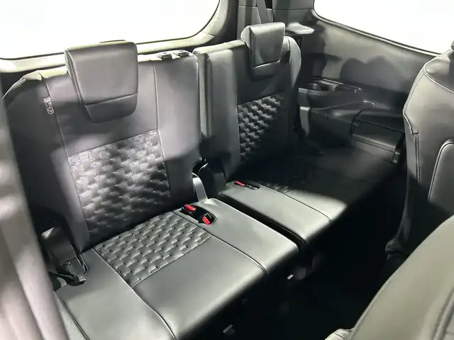 トヨタ ヴォクシー ハイブリッド S－Z 神奈川県 2025(令7)年 0.1千km プラチナホワイトパールマイカ 登録済未使用車/ディスプレイオーディオプラス/純正10.5型ディスプレーオーディオ/メモリーナビ/フルセグ　CD DVD USB　HDMI　Bluetooth　MiraCast　ETC2.0/バックカメラ/両側電動スライドドア/パワーバックドア/トヨタチームメイト/快適利便パッケージ/ユニバーサルステップ/セーフティセンス/プリクラッシュセーフティ/レーンディパーチャーアラート/オートマチックハイビーム/ドライバー異常時対応システム/発進遅れ告知機能/レーントレーシングアシスト/レーダークルーズコントロール/ロードサインアシスト/パーキングサポートブレーキ/車両接近通報装置/プロアクティブドライビングアシスト/カラーヘッドアップディスプレイ/デジタルインナーミラー/ステアリングヒーター/前席/2列目左右シートヒーター/ステアリングヒーター/合皮/ファブリックコンビシート/革巻きステアリング/AC100V/SOSコール/プッシュスタート/スマートキー/LEDヘッドライト/オートライト/純正17インチアルミホイール/純正サイド/リアスポイラー