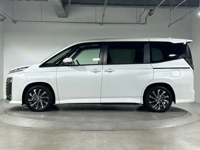 トヨタ ヴォクシー ハイブリッド S－Z 神奈川県 2025(令7)年 0.1千km プラチナホワイトパールマイカ 登録済未使用車/ディスプレイオーディオプラス/純正10.5型ディスプレーオーディオ/メモリーナビ/フルセグ　CD DVD USB　HDMI　Bluetooth　MiraCast　ETC2.0/バックカメラ/両側電動スライドドア/パワーバックドア/トヨタチームメイト/快適利便パッケージ/ユニバーサルステップ/セーフティセンス/プリクラッシュセーフティ/レーンディパーチャーアラート/オートマチックハイビーム/ドライバー異常時対応システム/発進遅れ告知機能/レーントレーシングアシスト/レーダークルーズコントロール/ロードサインアシスト/パーキングサポートブレーキ/車両接近通報装置/プロアクティブドライビングアシスト/カラーヘッドアップディスプレイ/デジタルインナーミラー/ステアリングヒーター/前席/2列目左右シートヒーター/ステアリングヒーター/合皮/ファブリックコンビシート/革巻きステアリング/AC100V/SOSコール/プッシュスタート/スマートキー/LEDヘッドライト/オートライト/純正17インチアルミホイール/純正サイド/リアスポイラー