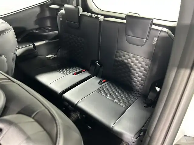 トヨタ ヴォクシー ハイブリッド S－Z 神奈川県 2025(令7)年 0.1千km プラチナホワイトパールマイカ 登録済未使用車/ディスプレイオーディオプラス/純正10.5型ディスプレーオーディオ/メモリーナビ/フルセグ　CD DVD USB　HDMI　Bluetooth　MiraCast　ETC2.0/バックカメラ/両側電動スライドドア/パワーバックドア/トヨタチームメイト/快適利便パッケージ/ユニバーサルステップ/セーフティセンス/プリクラッシュセーフティ/レーンディパーチャーアラート/オートマチックハイビーム/ドライバー異常時対応システム/発進遅れ告知機能/レーントレーシングアシスト/レーダークルーズコントロール/ロードサインアシスト/パーキングサポートブレーキ/車両接近通報装置/プロアクティブドライビングアシスト/カラーヘッドアップディスプレイ/デジタルインナーミラー/ステアリングヒーター/前席/2列目左右シートヒーター/ステアリングヒーター/合皮/ファブリックコンビシート/革巻きステアリング/AC100V/SOSコール/プッシュスタート/スマートキー/LEDヘッドライト/オートライト/純正17インチアルミホイール/純正サイド/リアスポイラー