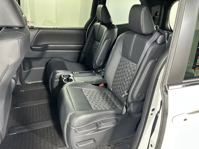 トヨタ ヴォクシー ハイブリッド S－Z 神奈川県 2025(令7)年 0.1千km プラチナホワイトパールマイカ 登録済未使用車/ディスプレイオーディオプラス/純正10.5型ディスプレーオーディオ/メモリーナビ/フルセグ　CD DVD USB　HDMI　Bluetooth　MiraCast　ETC2.0/バックカメラ/両側電動スライドドア/パワーバックドア/トヨタチームメイト/快適利便パッケージ/ユニバーサルステップ/セーフティセンス/プリクラッシュセーフティ/レーンディパーチャーアラート/オートマチックハイビーム/ドライバー異常時対応システム/発進遅れ告知機能/レーントレーシングアシスト/レーダークルーズコントロール/ロードサインアシスト/パーキングサポートブレーキ/車両接近通報装置/プロアクティブドライビングアシスト/カラーヘッドアップディスプレイ/デジタルインナーミラー/ステアリングヒーター/前席/2列目左右シートヒーター/ステアリングヒーター/合皮/ファブリックコンビシート/革巻きステアリング/AC100V/SOSコール/プッシュスタート/スマートキー/LEDヘッドライト/オートライト/純正17インチアルミホイール/純正サイド/リアスポイラー