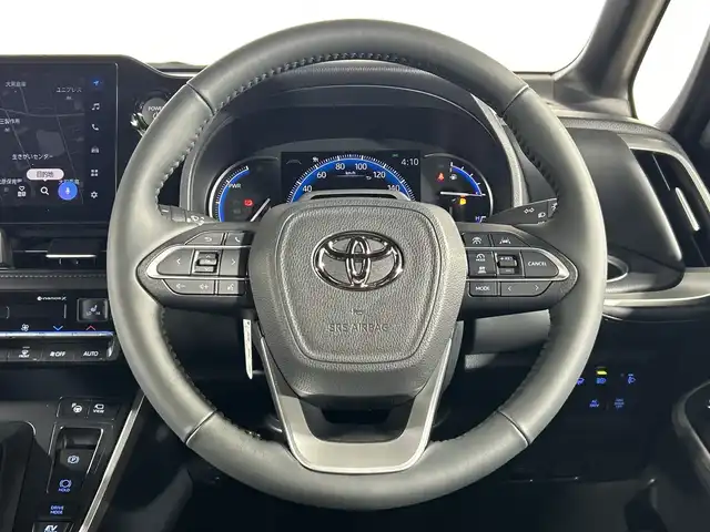 トヨタ ヴォクシー ハイブリッド S－Z 神奈川県 2025(令7)年 0.1千km プラチナホワイトパールマイカ 登録済未使用車/ディスプレイオーディオプラス/純正10.5型ディスプレーオーディオ/メモリーナビ/フルセグ　CD DVD USB　HDMI　Bluetooth　MiraCast　ETC2.0/バックカメラ/両側電動スライドドア/パワーバックドア/トヨタチームメイト/快適利便パッケージ/ユニバーサルステップ/セーフティセンス/プリクラッシュセーフティ/レーンディパーチャーアラート/オートマチックハイビーム/ドライバー異常時対応システム/発進遅れ告知機能/レーントレーシングアシスト/レーダークルーズコントロール/ロードサインアシスト/パーキングサポートブレーキ/車両接近通報装置/プロアクティブドライビングアシスト/カラーヘッドアップディスプレイ/デジタルインナーミラー/ステアリングヒーター/前席/2列目左右シートヒーター/ステアリングヒーター/合皮/ファブリックコンビシート/革巻きステアリング/AC100V/SOSコール/プッシュスタート/スマートキー/LEDヘッドライト/オートライト/純正17インチアルミホイール/純正サイド/リアスポイラー