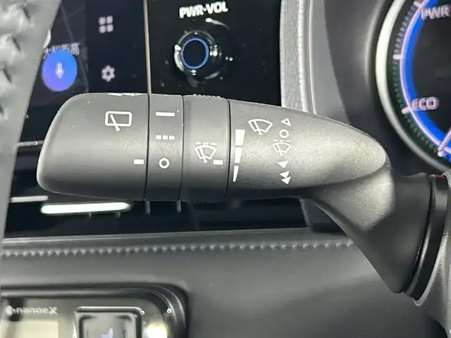 トヨタ ヴォクシー ハイブリッド S－Z 神奈川県 2025(令7)年 0.1千km プラチナホワイトパールマイカ 登録済未使用車/ディスプレイオーディオプラス/純正10.5型ディスプレーオーディオ/メモリーナビ/フルセグ　CD DVD USB　HDMI　Bluetooth　MiraCast　ETC2.0/バックカメラ/両側電動スライドドア/パワーバックドア/トヨタチームメイト/快適利便パッケージ/ユニバーサルステップ/セーフティセンス/プリクラッシュセーフティ/レーンディパーチャーアラート/オートマチックハイビーム/ドライバー異常時対応システム/発進遅れ告知機能/レーントレーシングアシスト/レーダークルーズコントロール/ロードサインアシスト/パーキングサポートブレーキ/車両接近通報装置/プロアクティブドライビングアシスト/カラーヘッドアップディスプレイ/デジタルインナーミラー/ステアリングヒーター/前席/2列目左右シートヒーター/ステアリングヒーター/合皮/ファブリックコンビシート/革巻きステアリング/AC100V/SOSコール/プッシュスタート/スマートキー/LEDヘッドライト/オートライト/純正17インチアルミホイール/純正サイド/リアスポイラー