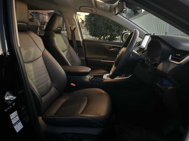 トヨタ ＲＡＶ４ G Zパッケージ 愛知県 2019(令1)年 4.3万km アティチュードブラックマイカ ・禁煙車/・ワンオーナー/・純正ナビ/フルセグTV/・バックカメラ/・ビルトインETC/・Bluetooth/USB/・ドライブレコーダー/・セーフティセンス/・RCTA/PKSB/・クリアランスソナー/・前席シートヒーター/・ステアリングヒーター/・パワーバックドア/・ルーフレール/・純正１９インチアルミ/・ステアスイッチ/・LEDオートライト/・フォグランプ/・電動格納ミラーウインカー/・新車保証書/取扱説明書/・スペアキー