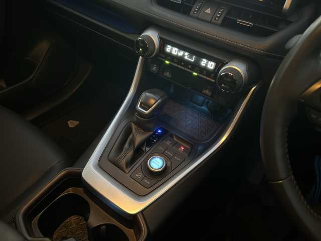 トヨタ ＲＡＶ４ G Zパッケージ 愛知県 2019(令1)年 4.3万km アティチュードブラックマイカ ・禁煙車/・ワンオーナー/・純正ナビ/フルセグTV/・バックカメラ/・ビルトインETC/・Bluetooth/USB/・ドライブレコーダー/・セーフティセンス/・RCTA/PKSB/・クリアランスソナー/・前席シートヒーター/・ステアリングヒーター/・パワーバックドア/・ルーフレール/・純正１９インチアルミ/・ステアスイッチ/・LEDオートライト/・フォグランプ/・電動格納ミラーウインカー/・新車保証書/取扱説明書/・スペアキー