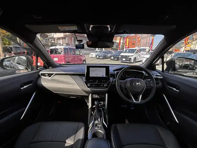 トヨタ カローラ クロス ハイブリッド Z 熊本県 2024(令6)年 3万km スパークリングブラックパールクリスタルシャイン ワンオーナー/モデリスタエアロ/純正ナビ付ディスプレイオーディオ/【フルセグTV/Bluetooth】/パノラミックビューモニター/トヨタセーフティーセンス/・レーダークルーズコントロール/・プリクラッシュセーフティ/・レーントレーシングアシスト/・レーンディパーチャーアラート/・プロアクティブドライビングアシスト/・ブラインドスポットモニター/・リヤクロストラフィックアラート/・リヤカメラディテクション/・パーキングサポートブレーキ/・ロードサインアシスト/・発進遅れ告知機能/・ドライバー異常時対応システム/・ロードサインアシスト/ブレーキホールド/パワーバックドア/純正18インチAW/オートLEDライト/オートマチックハイビーム/ウィンカーミラー/ハーフレザーシート/D席パワーシート/前席シートヒーター/革巻きステアリング/ステアリングスイッチ/ETC/ドライブレコーダー前後/フロアマット/純正ドアバイザー/保証書/取扱説明書/スペアキー