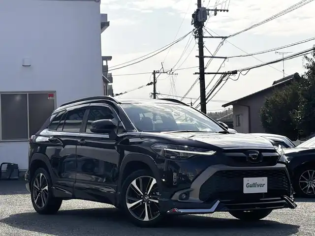 トヨタ カローラ クロス ハイブリッド Z 熊本県 2024(令6)年 3万km スパークリングブラックパールクリスタルシャイン ワンオーナー/モデリスタエアロ/純正ナビ付ディスプレイオーディオ/【フルセグTV/Bluetooth】/パノラミックビューモニター/トヨタセーフティーセンス/・レーダークルーズコントロール/・プリクラッシュセーフティ/・レーントレーシングアシスト/・レーンディパーチャーアラート/・プロアクティブドライビングアシスト/・ブラインドスポットモニター/・リヤクロストラフィックアラート/・リヤカメラディテクション/・パーキングサポートブレーキ/・ロードサインアシスト/・発進遅れ告知機能/・ドライバー異常時対応システム/・ロードサインアシスト/ブレーキホールド/パワーバックドア/純正18インチAW/オートLEDライト/オートマチックハイビーム/ウィンカーミラー/ハーフレザーシート/D席パワーシート/前席シートヒーター/革巻きステアリング/ステアリングスイッチ/ETC/ドライブレコーダー前後/フロアマット/純正ドアバイザー/保証書/取扱説明書/スペアキー