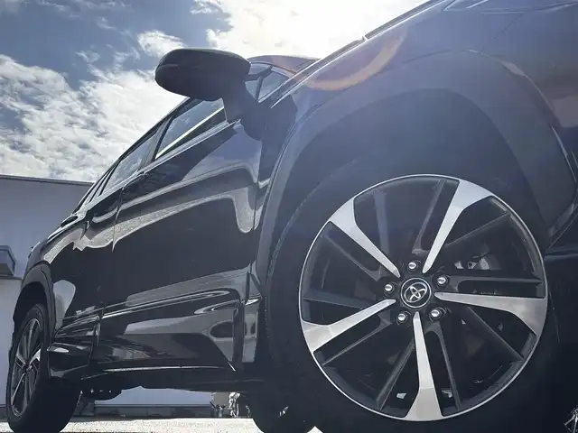 トヨタ カローラ クロス ハイブリッド Z 熊本県 2024(令6)年 3万km スパークリングブラックパールクリスタルシャイン ワンオーナー/モデリスタエアロ/純正ナビ付ディスプレイオーディオ/【フルセグTV/Bluetooth】/パノラミックビューモニター/トヨタセーフティーセンス/・レーダークルーズコントロール/・プリクラッシュセーフティ/・レーントレーシングアシスト/・レーンディパーチャーアラート/・プロアクティブドライビングアシスト/・ブラインドスポットモニター/・リヤクロストラフィックアラート/・リヤカメラディテクション/・パーキングサポートブレーキ/・ロードサインアシスト/・発進遅れ告知機能/・ドライバー異常時対応システム/・ロードサインアシスト/ブレーキホールド/パワーバックドア/純正18インチAW/オートLEDライト/オートマチックハイビーム/ウィンカーミラー/ハーフレザーシート/D席パワーシート/前席シートヒーター/革巻きステアリング/ステアリングスイッチ/ETC/ドライブレコーダー前後/フロアマット/純正ドアバイザー/保証書/取扱説明書/スペアキー