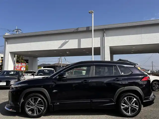 トヨタ カローラ クロス ハイブリッド Z 熊本県 2024(令6)年 3万km スパークリングブラックパールクリスタルシャイン ワンオーナー/モデリスタエアロ/純正ナビ付ディスプレイオーディオ/【フルセグTV/Bluetooth】/パノラミックビューモニター/トヨタセーフティーセンス/・レーダークルーズコントロール/・プリクラッシュセーフティ/・レーントレーシングアシスト/・レーンディパーチャーアラート/・プロアクティブドライビングアシスト/・ブラインドスポットモニター/・リヤクロストラフィックアラート/・リヤカメラディテクション/・パーキングサポートブレーキ/・ロードサインアシスト/・発進遅れ告知機能/・ドライバー異常時対応システム/・ロードサインアシスト/ブレーキホールド/パワーバックドア/純正18インチAW/オートLEDライト/オートマチックハイビーム/ウィンカーミラー/ハーフレザーシート/D席パワーシート/前席シートヒーター/革巻きステアリング/ステアリングスイッチ/ETC/ドライブレコーダー前後/フロアマット/純正ドアバイザー/保証書/取扱説明書/スペアキー