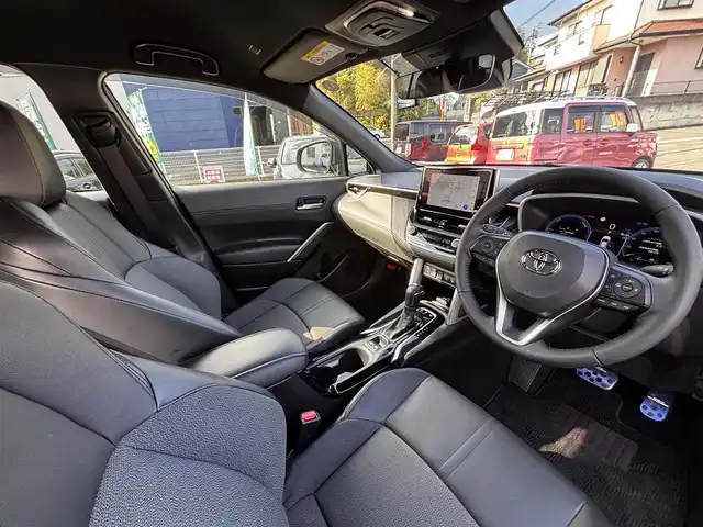 トヨタ カローラ クロス ハイブリッド Z 熊本県 2024(令6)年 3万km スパークリングブラックパールクリスタルシャイン ワンオーナー/モデリスタエアロ/純正ナビ付ディスプレイオーディオ/【フルセグTV/Bluetooth】/パノラミックビューモニター/トヨタセーフティーセンス/・レーダークルーズコントロール/・プリクラッシュセーフティ/・レーントレーシングアシスト/・レーンディパーチャーアラート/・プロアクティブドライビングアシスト/・ブラインドスポットモニター/・リヤクロストラフィックアラート/・リヤカメラディテクション/・パーキングサポートブレーキ/・ロードサインアシスト/・発進遅れ告知機能/・ドライバー異常時対応システム/・ロードサインアシスト/ブレーキホールド/パワーバックドア/純正18インチAW/オートLEDライト/オートマチックハイビーム/ウィンカーミラー/ハーフレザーシート/D席パワーシート/前席シートヒーター/革巻きステアリング/ステアリングスイッチ/ETC/ドライブレコーダー前後/フロアマット/純正ドアバイザー/保証書/取扱説明書/スペアキー