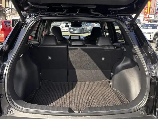 トヨタ カローラ クロス ハイブリッド Z 熊本県 2024(令6)年 3万km スパークリングブラックパールクリスタルシャイン ワンオーナー/モデリスタエアロ/純正ナビ付ディスプレイオーディオ/【フルセグTV/Bluetooth】/パノラミックビューモニター/トヨタセーフティーセンス/・レーダークルーズコントロール/・プリクラッシュセーフティ/・レーントレーシングアシスト/・レーンディパーチャーアラート/・プロアクティブドライビングアシスト/・ブラインドスポットモニター/・リヤクロストラフィックアラート/・リヤカメラディテクション/・パーキングサポートブレーキ/・ロードサインアシスト/・発進遅れ告知機能/・ドライバー異常時対応システム/・ロードサインアシスト/ブレーキホールド/パワーバックドア/純正18インチAW/オートLEDライト/オートマチックハイビーム/ウィンカーミラー/ハーフレザーシート/D席パワーシート/前席シートヒーター/革巻きステアリング/ステアリングスイッチ/ETC/ドライブレコーダー前後/フロアマット/純正ドアバイザー/保証書/取扱説明書/スペアキー