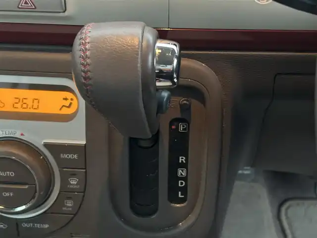 スズキ ラパン ショコラ X 香川県 2014(平26)年 6.9万km カシスピンクパールメタリック 登録時走行距離：68872km/純正ナビゲーション/【地デジ/BT/SD/idod】/衝突被害軽減ブレーキ/バックカメラ/ビルトインETC/アイドリングストップ/HIDヘッドライト/オートライト/横滑り防止装置/誤発進抑制装置/電動格納ミラー/純正フロアマット/ベンチシート/スマートキー/スペアキー