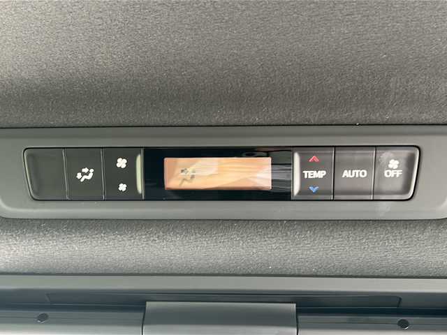 トヨタ ノア Si ダブルバイビーⅢ 福岡県 2021(令3)年 4.4万km 黒 ・純正ナビ9インチ（地図SDなし）/・純正フリップダウンモニター12.1インチ/・トヨタセーフティセンス/・クルーズコントロール/・プリクラッシュセーフティ/・コーナーセンサ/・レーンディパーチャーアラート/・両側パワースライドドア/・ETC2.0/・オートライト/・オートハイビーム/・横滑り防止装置/・電動格納ミラー/・ウィンカーミラー/・ステアリングリモコン/・ISOFIX/・純正フロアマット/・純正アルミ16インチ/・禁煙車