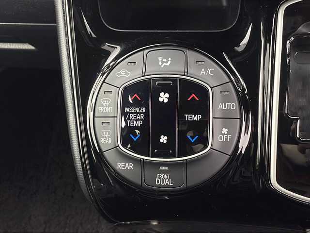 トヨタ ノア Si ダブルバイビーⅢ 栃木県 2021(令3)年 4.4万km ブラック 両側パワースライドドア/純正9インチナビ/純正12.1インチフリップダウンモニター/トヨタセーフティセンス/クルーズコントロール/プリクラッシュセーフティ/コーナーセンサー/レーンディパーチャーアラート/アイドリングストップ/ETC2.0/ドライブレコーダー/オートライト/オートハイビーム/横滑り防止装置/電動格納ミウィンカーミラー/ステアリングスイッチ/純正フロアマット/純正16インチAW