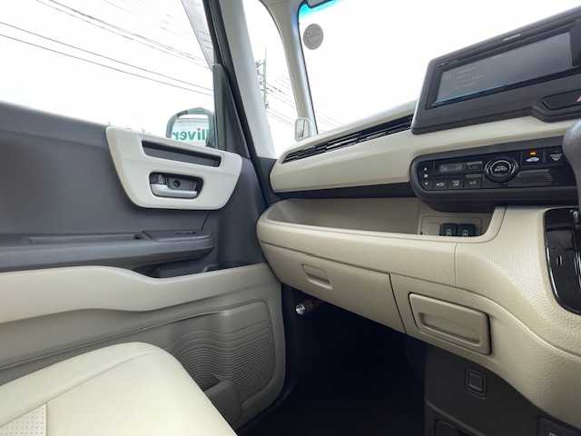 ホンダ Ｎ ＢＯＸ G L ホンダセンシング 静岡県 2019(平31)年 2.7万km プラチナホワイトパール ●純正ディスプレイオーディオ/(ワンセグ/CD/Bluetooth/iPod)/●バックカメラ/●アダプティブクルーズコントロール(追従走行あり)/●衝突被害軽減システム/●レーンキープアシスト/●LEDヘッドライト/●オートライト/●ステアリングスイッチ/●ETC/●両側パワースライドドア/●電動格納ウィンカーミラー/●ドアバイザー/●スマートキー/●プッシュスタート/●純正フロアマット/●W＋サイド＋カーテンSRS＋ABS/●車両取扱説明書/●ナディスプレイオーディオ取扱説明書