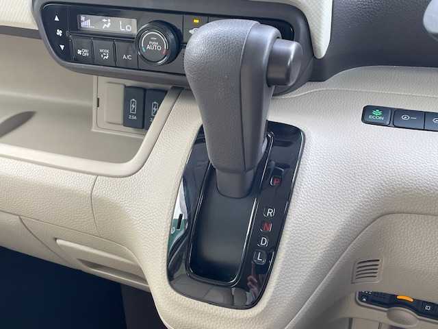 ホンダ Ｎ ＢＯＸ G L ホンダセンシング 静岡県 2019(平31)年 2.7万km プラチナホワイトパール ●純正ディスプレイオーディオ/(ワンセグ/CD/Bluetooth/iPod)/●バックカメラ/●アダプティブクルーズコントロール(追従走行あり)/●衝突被害軽減システム/●レーンキープアシスト/●LEDヘッドライト/●オートライト/●ステアリングスイッチ/●ETC/●両側パワースライドドア/●電動格納ウィンカーミラー/●ドアバイザー/●スマートキー/●プッシュスタート/●純正フロアマット/●W＋サイド＋カーテンSRS＋ABS/●車両取扱説明書/●ナディスプレイオーディオ取扱説明書