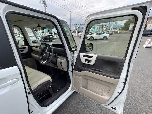 ホンダ Ｎ ＢＯＸ G L ホンダセンシング 静岡県 2019(平31)年 2.7万km プラチナホワイトパール ●純正ディスプレイオーディオ/(ワンセグ/CD/Bluetooth/iPod)/●バックカメラ/●アダプティブクルーズコントロール(追従走行あり)/●衝突被害軽減システム/●レーンキープアシスト/●LEDヘッドライト/●オートライト/●ステアリングスイッチ/●ETC/●両側パワースライドドア/●電動格納ウィンカーミラー/●ドアバイザー/●スマートキー/●プッシュスタート/●純正フロアマット/●W＋サイド＋カーテンSRS＋ABS/●車両取扱説明書/●ナディスプレイオーディオ取扱説明書