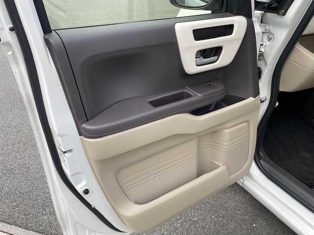 ホンダ Ｎ ＢＯＸ G L ホンダセンシング 静岡県 2019(平31)年 2.7万km プラチナホワイトパール ●純正ディスプレイオーディオ/(ワンセグ/CD/Bluetooth/iPod)/●バックカメラ/●アダプティブクルーズコントロール(追従走行あり)/●衝突被害軽減システム/●レーンキープアシスト/●LEDヘッドライト/●オートライト/●ステアリングスイッチ/●ETC/●両側パワースライドドア/●電動格納ウィンカーミラー/●ドアバイザー/●スマートキー/●プッシュスタート/●純正フロアマット/●W＋サイド＋カーテンSRS＋ABS/●車両取扱説明書/●ナディスプレイオーディオ取扱説明書