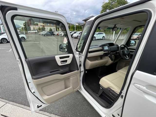 ホンダ Ｎ ＢＯＸ G L ホンダセンシング 静岡県 2019(平31)年 2.7万km プラチナホワイトパール ●純正ディスプレイオーディオ/(ワンセグ/CD/Bluetooth/iPod)/●バックカメラ/●アダプティブクルーズコントロール(追従走行あり)/●衝突被害軽減システム/●レーンキープアシスト/●LEDヘッドライト/●オートライト/●ステアリングスイッチ/●ETC/●両側パワースライドドア/●電動格納ウィンカーミラー/●ドアバイザー/●スマートキー/●プッシュスタート/●純正フロアマット/●W＋サイド＋カーテンSRS＋ABS/●車両取扱説明書/●ナディスプレイオーディオ取扱説明書