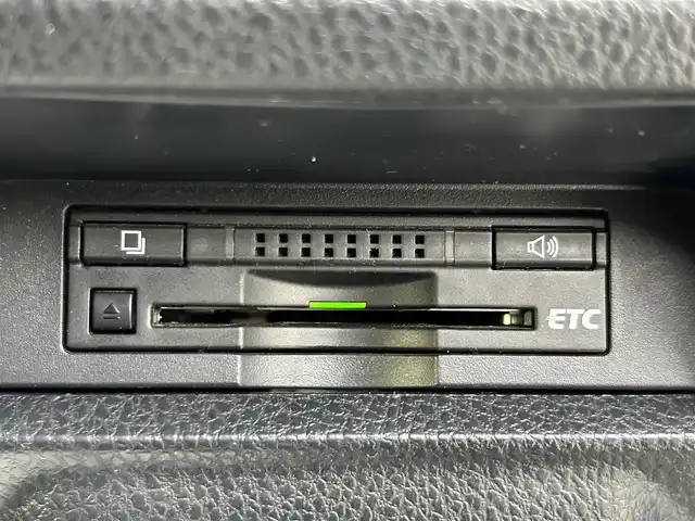 トヨタ ヴォクシー ZS 福岡県 2014(平26)年 7.8万km ホワイトパールクリスタルシャイン 純正7型SDナビ(フルセグTV/CD/DVD/BT)バックカメラ後席フリップダウンモニター両側パワスラETC純正フロアマット純正LEDヘッドライト純正16インチアルミホイールプッシュスタートスマートキー