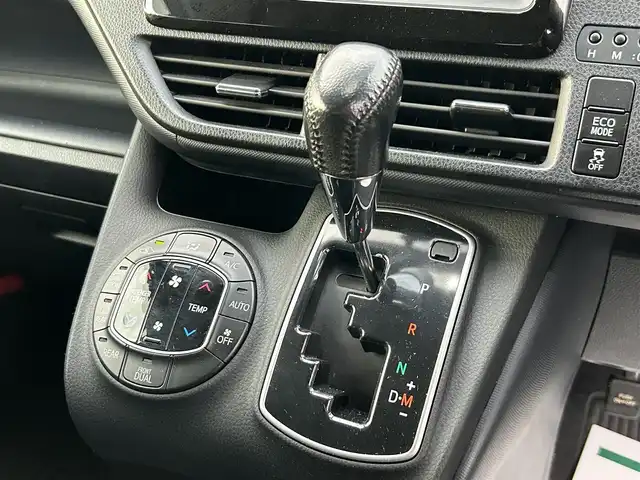 トヨタ ヴォクシー ZS 福岡県 2014(平26)年 7.8万km ホワイトパールクリスタルシャイン 純正7型SDナビ(フルセグTV/CD/DVD/BT)バックカメラ後席フリップダウンモニター両側パワスラETC純正フロアマット純正LEDヘッドライト純正16インチアルミホイールプッシュスタートスマートキー